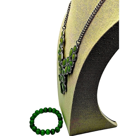 Green Faux Gemstone Statement Necklace & Matching Beaded Bracelet - Picture 4 of 7